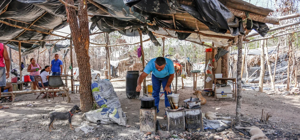Moradores fazem suas refeições no assentamento