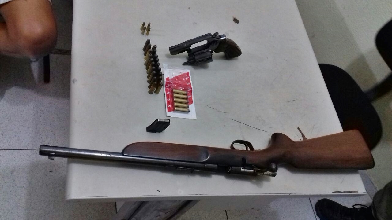 Armas apreendidas com Vicente Jesus Carlos no bairro São Pedro