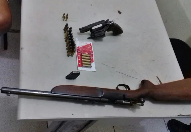 Armas apreendidas com Vicente Jesus Carlos no bairro São Pedro