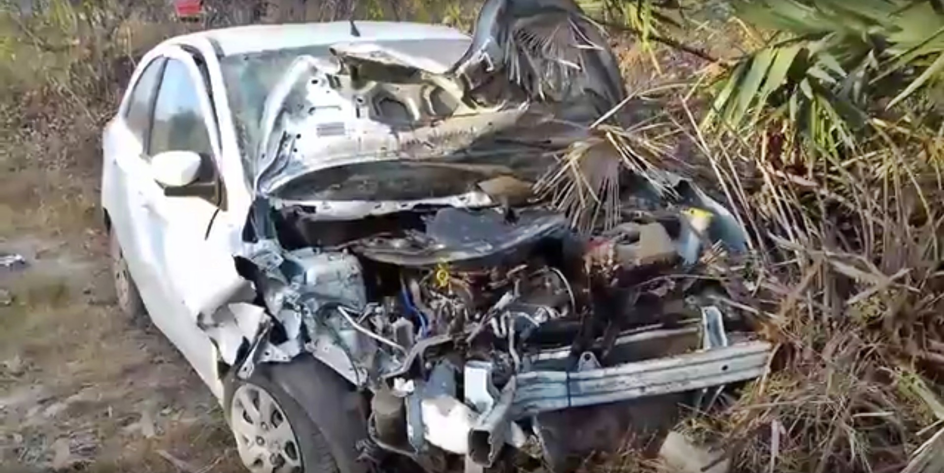 Frente do veículo ficou destruída