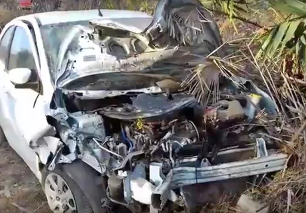 Frente do veículo ficou destruída