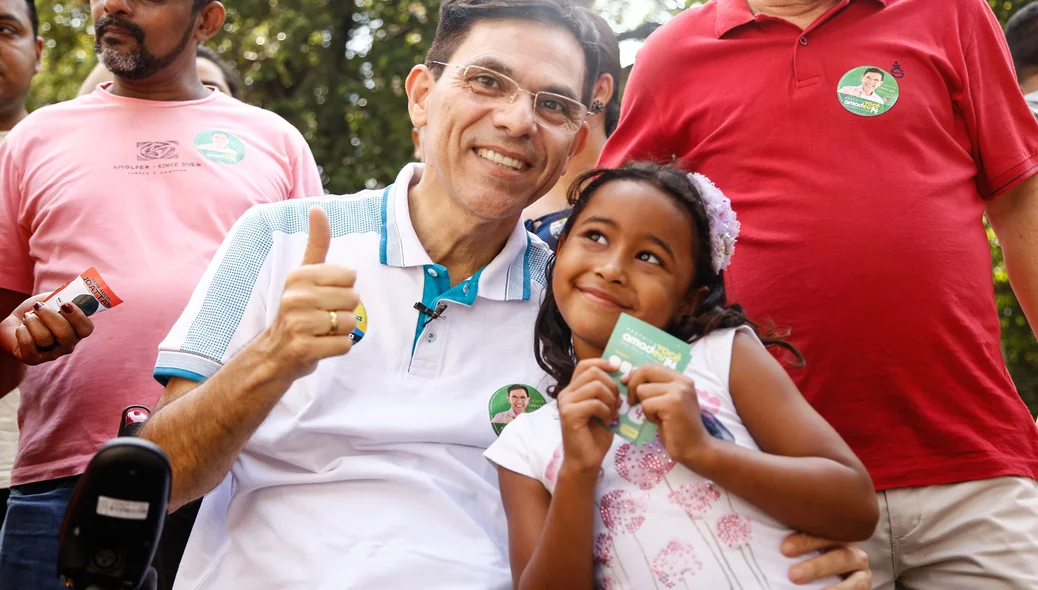 Amadeu ao lada da criança no centro da capital