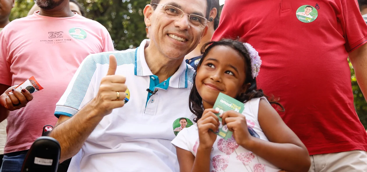 Amadeu ao lada da criança no centro da capital