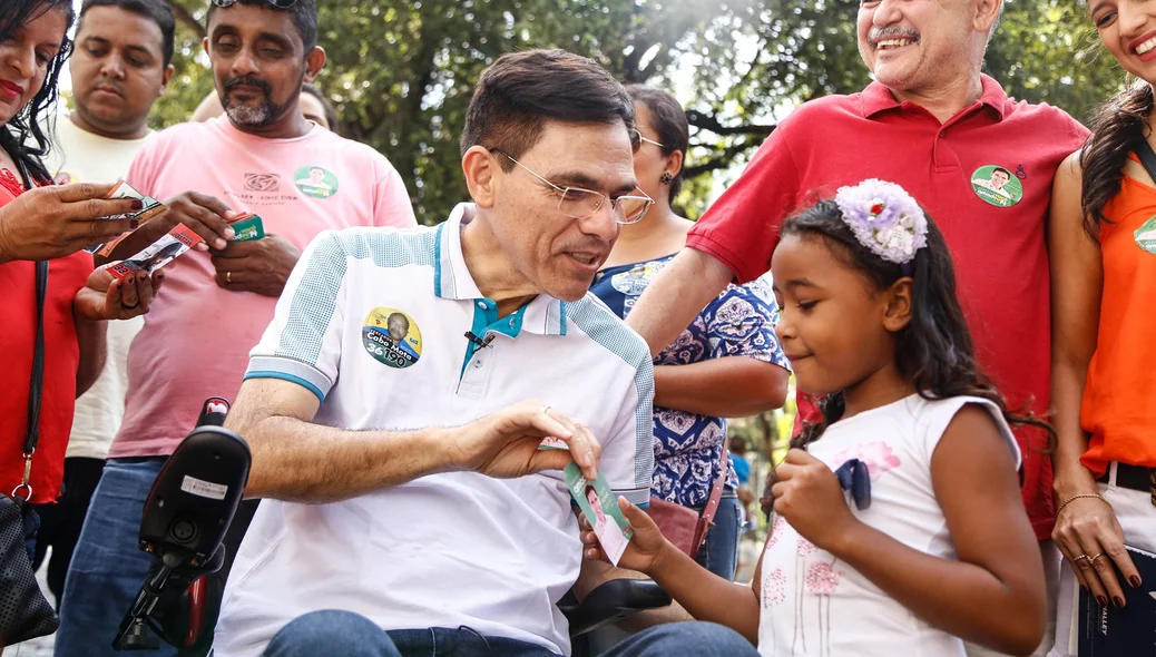 Amadeu Campos falando com as crianças 