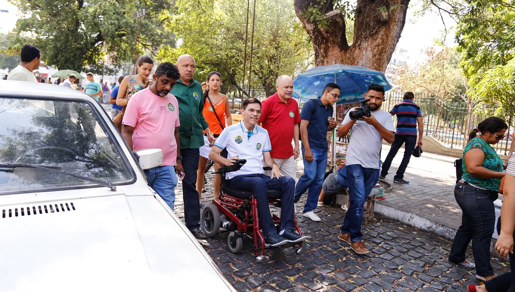 Amadeu Campos no centro ao lado dos vereadores 