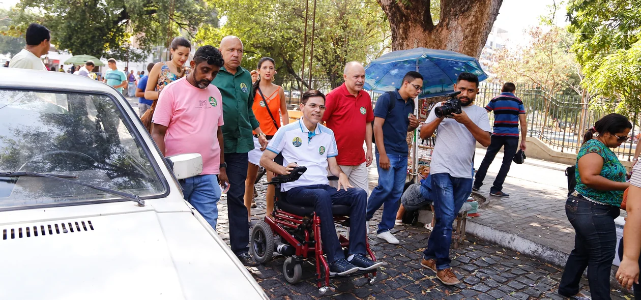Amadeu Campos no centro ao lado dos vereadores 
