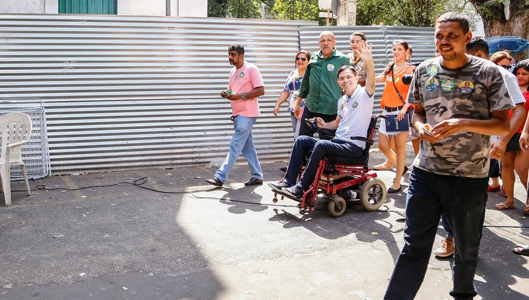 Amadeu cumprimentado o povo no centro de Teresina 