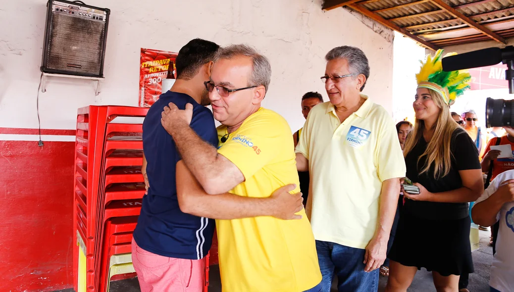 Firmino cumprimenta moradores do bairro Dirceu 