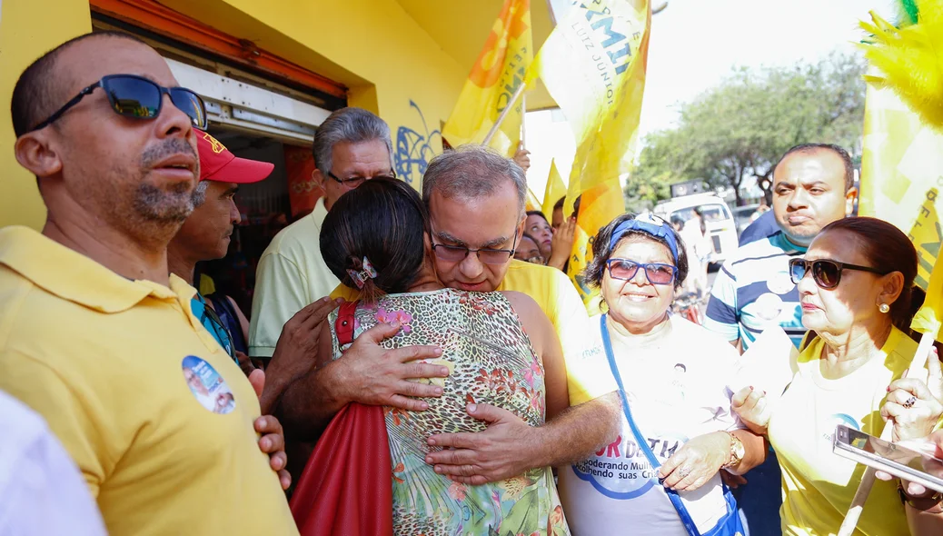 Firmino Filho abraçando o povo 