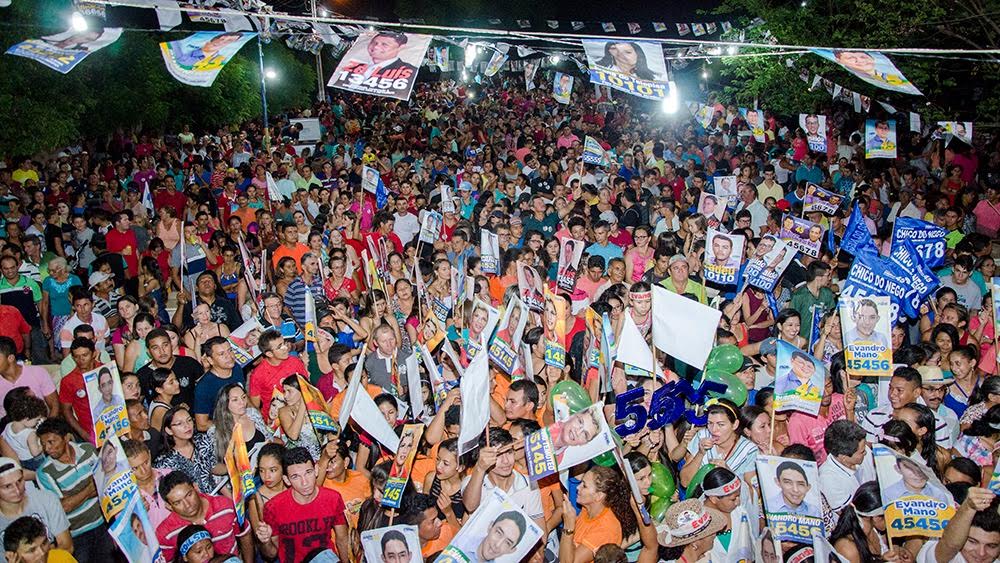 Centenas de pessoas no comício de Rubens Vieira