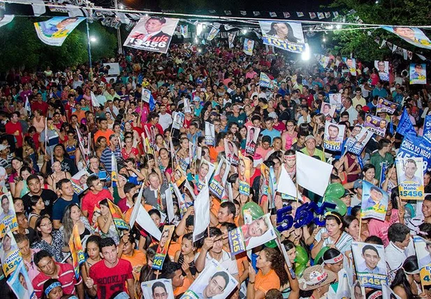 Centenas de pessoas no comício de Rubens Vieira