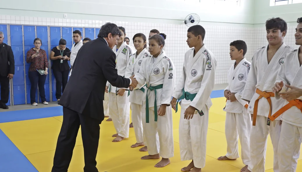 Governador cumprimentando alunos do judô