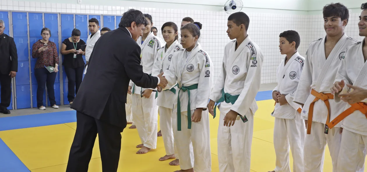 Governador cumprimentando alunos do judô