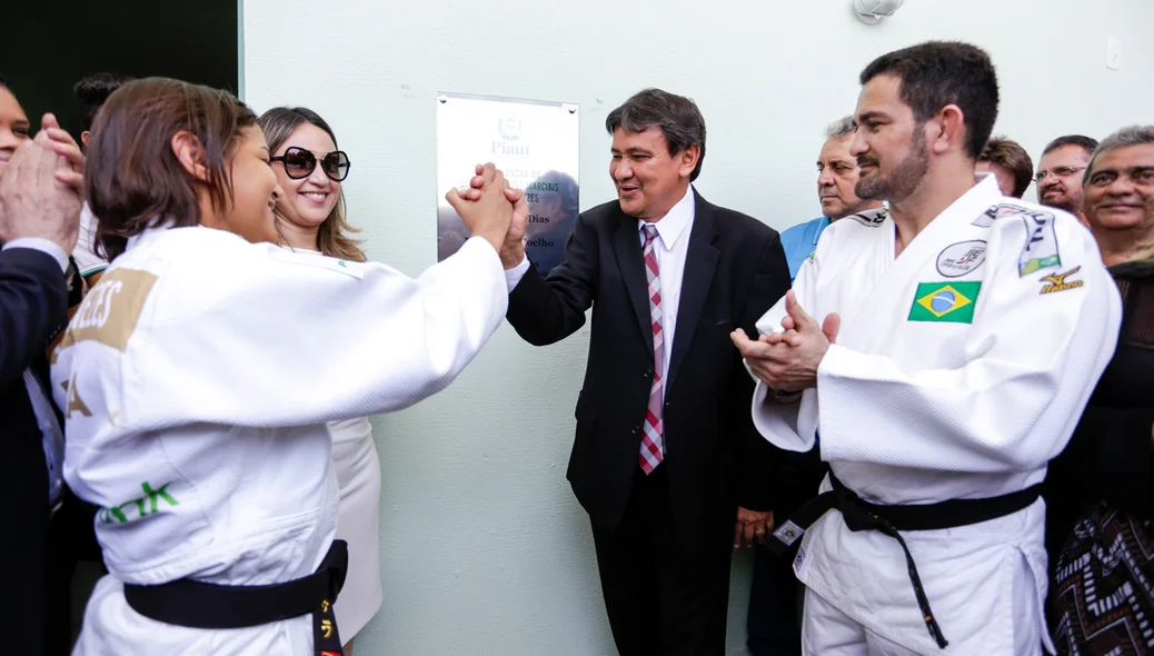 Governador cumprimentando Sarah Menezes