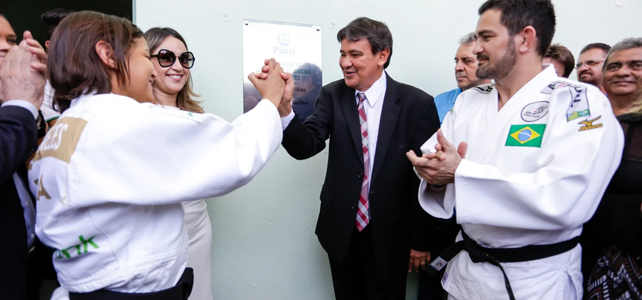 Governador cumprimentando Sarah Menezes