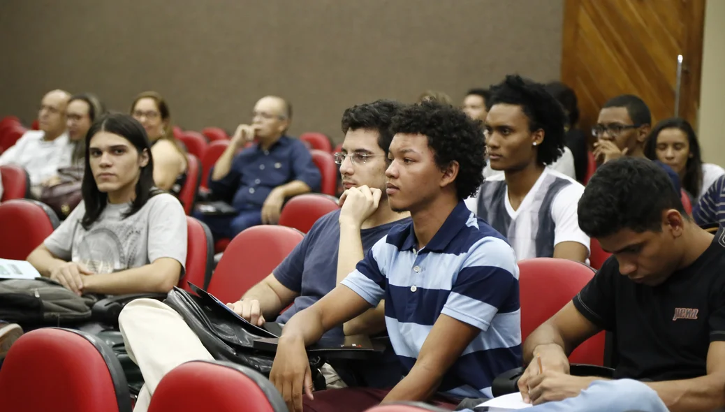 Público na palestra na UFPI