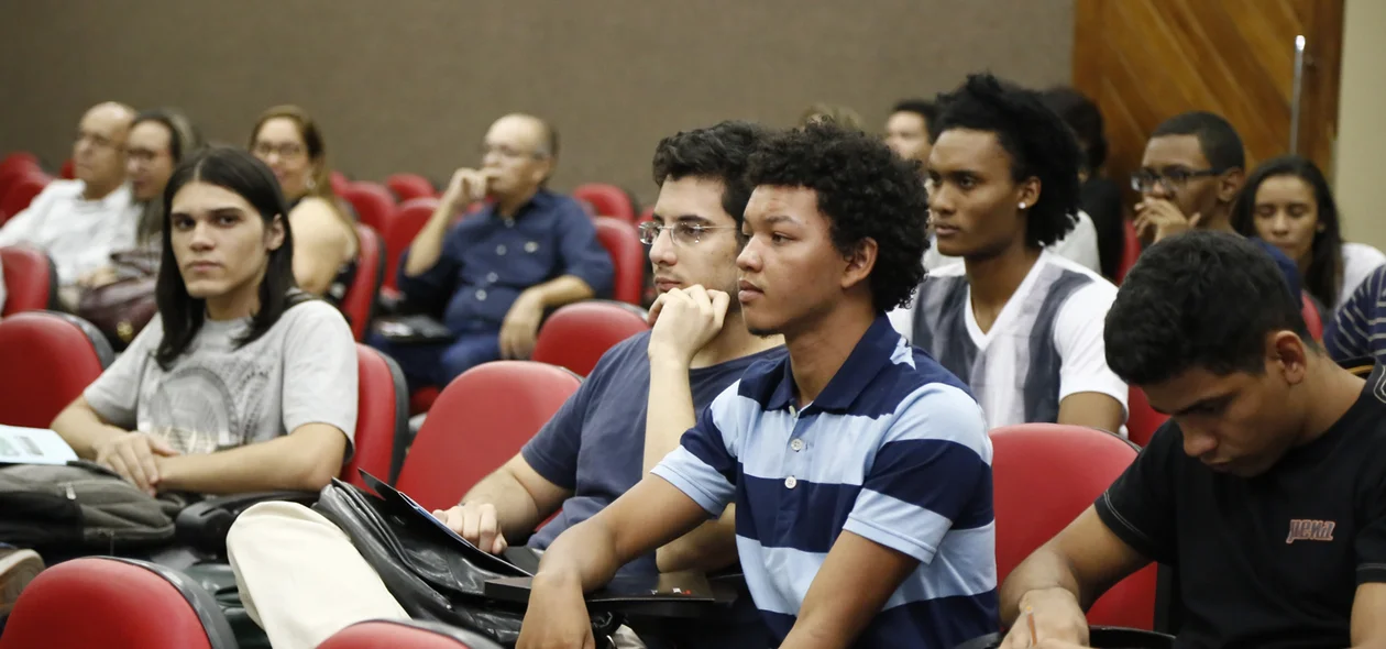 Público na palestra na UFPI