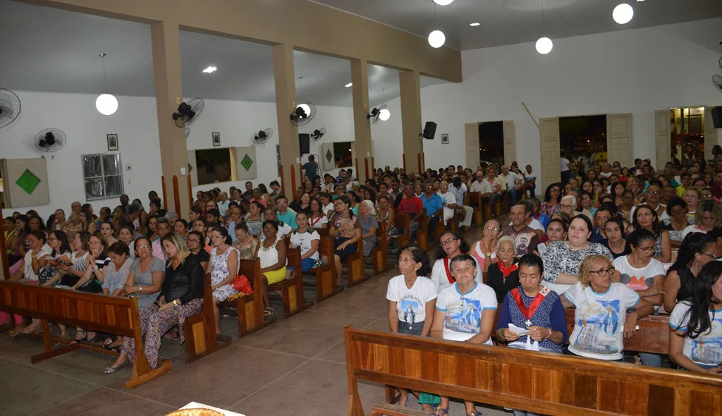Católicos lotam Igreja do bairro Junco