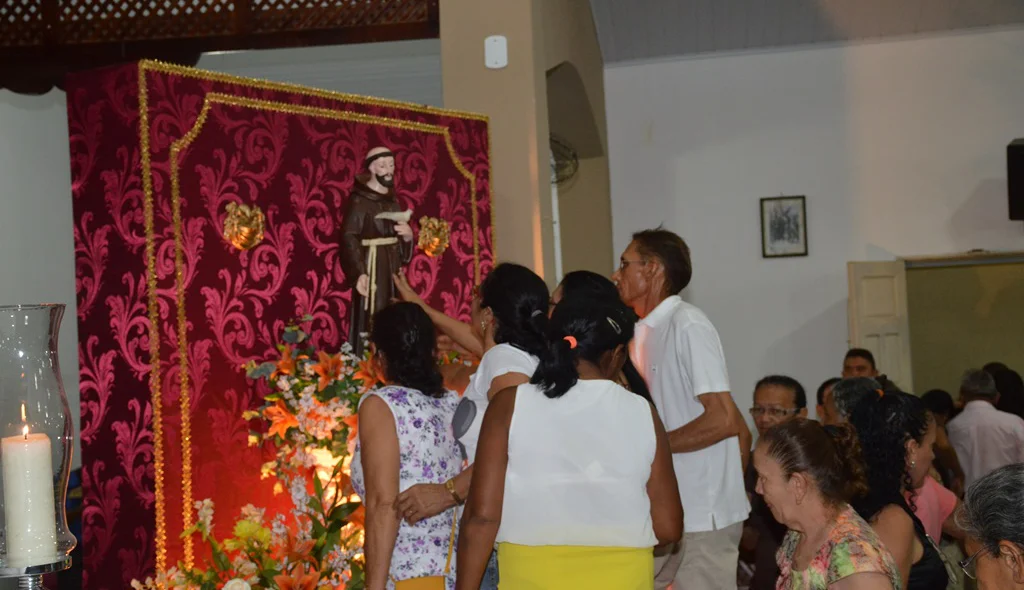 Fiés demonstram fé e devoão a São Francisco