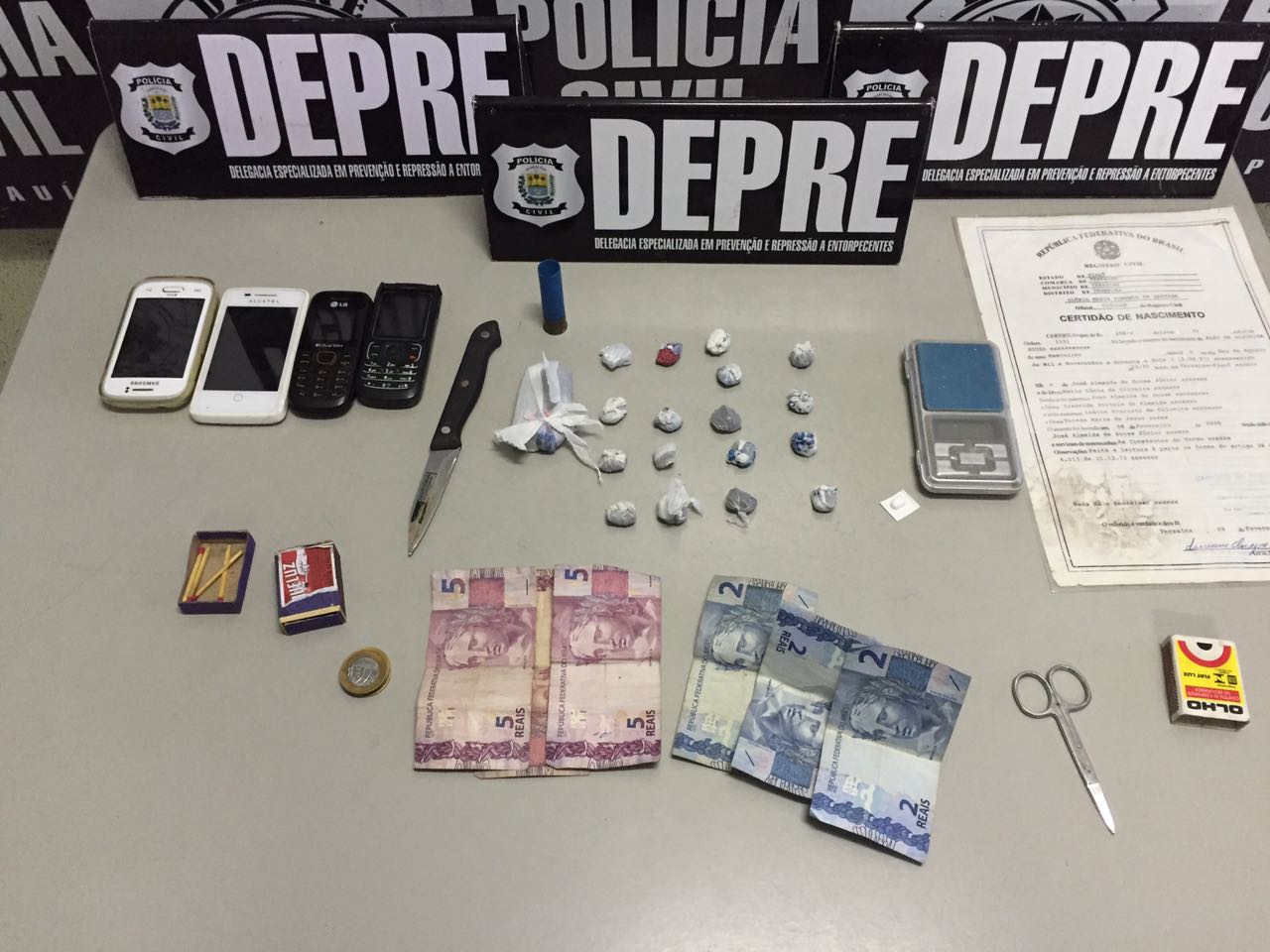 Material apreendido pela polícia.