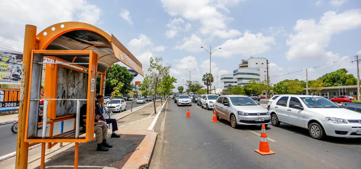 Parada de ônibus onde a idosa estava momentos antes do acidente