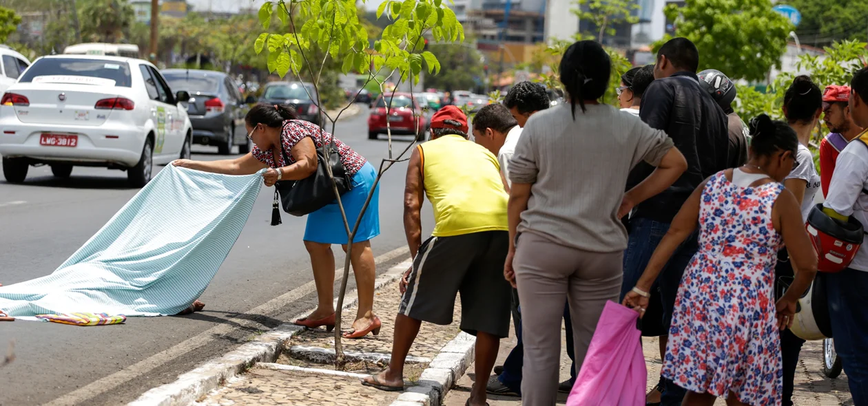 Populares tentando reconhecer o corpo