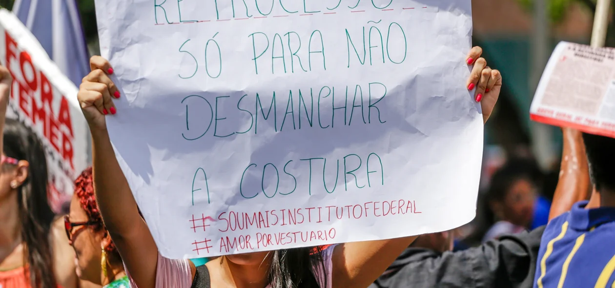 Alunos fazem manifestação na Frei Serafim