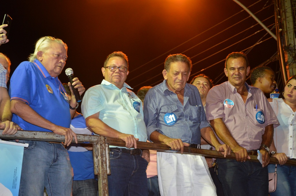 Gil Paraibano acompanha discurso do irmão João Bosco