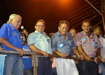 Gil Paraibano acompanha discurso do irmão João Bosco