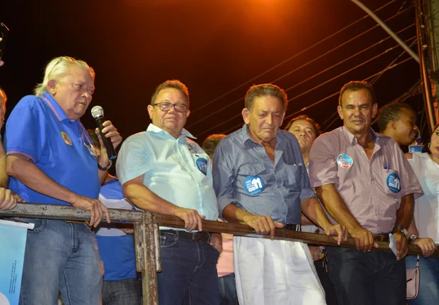 Gil Paraibano acompanha discurso do irmão João Bosco