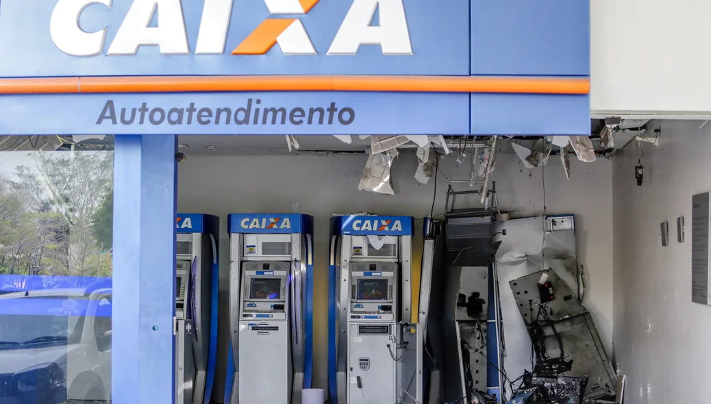 Bandidos explodem caixa eletrônico no centro de Teresina