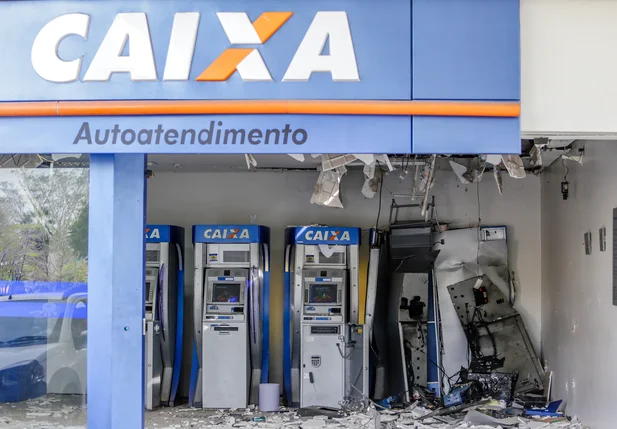 Bandidos explodem caixa eletrônico no centro de Teresina