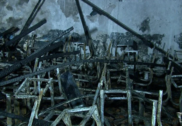 Bandidos incendiaram escola