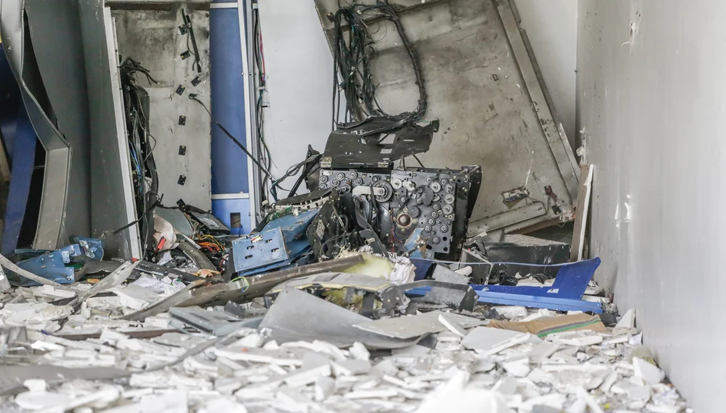 Caixa totalmente destruído