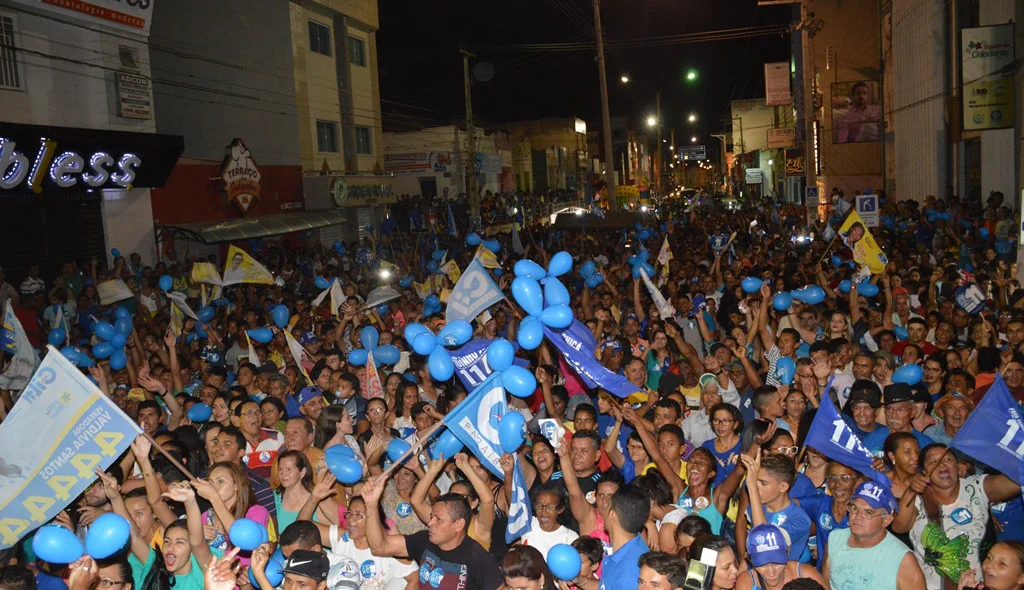 Centenas de pessoas lotam comício de encerramento da campanha de Gil Paraibano