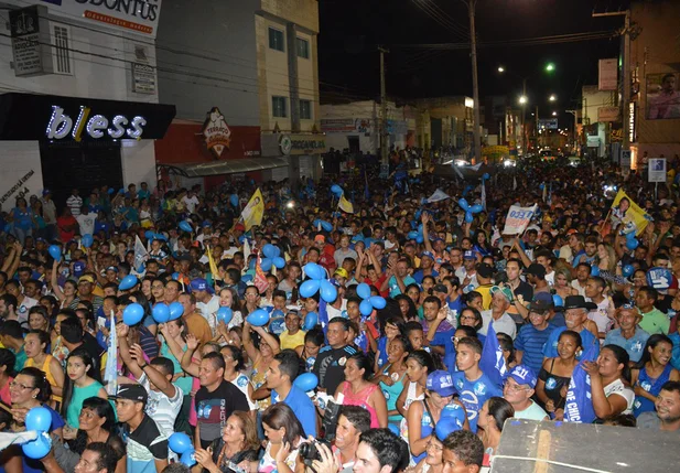 Comício de encerramento de Gil Paraibano reúne multidão