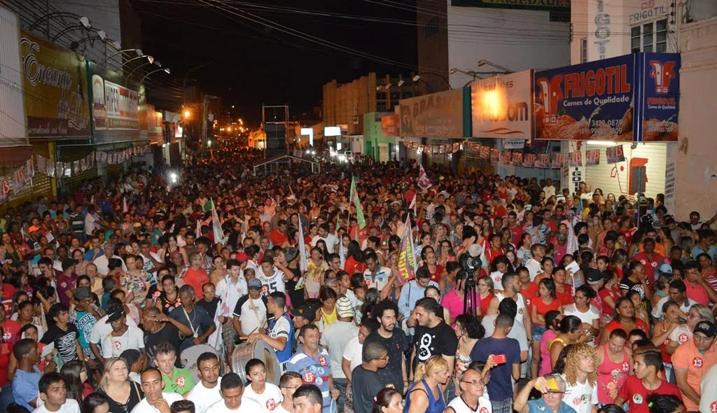 Comício de encerramento do Padre Walmir atrai multidão