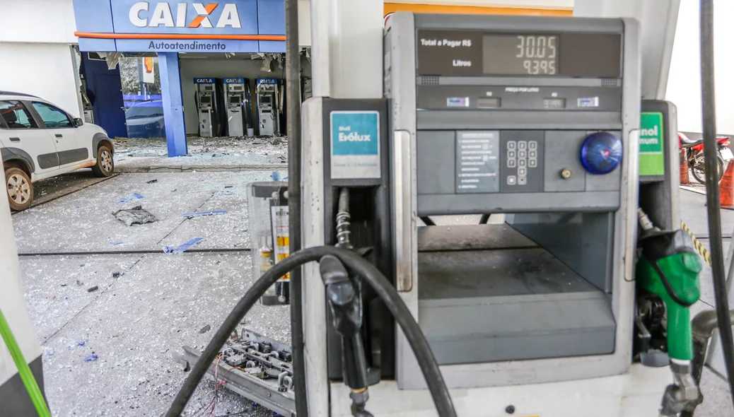 Estilhaços atingiram a bomba de combustível do posto