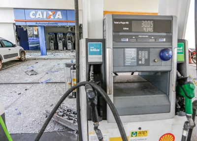 Estilhaços atingiram a bomba de combustível do posto