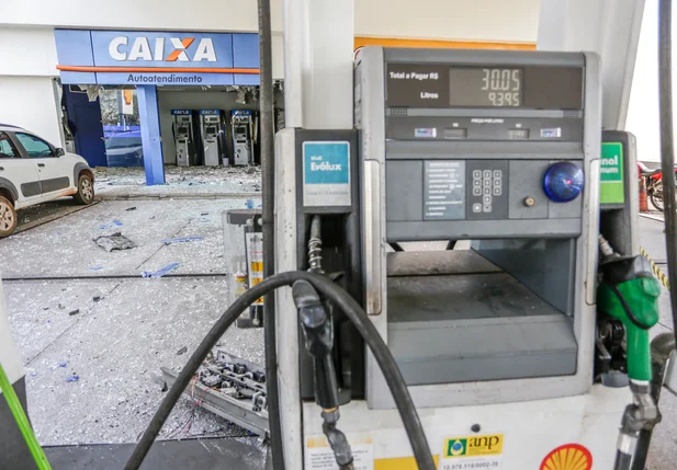 Estilhaços atingiram a bomba de combustível do posto