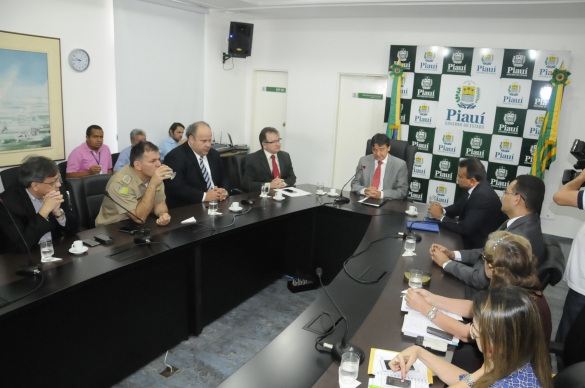 Governador reúne equipe para tratar do reforço dos serviços no dia das eleições