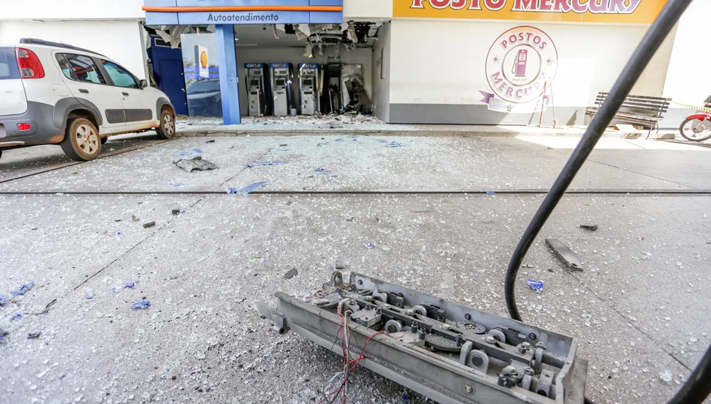 Pedaços do caixa destruído