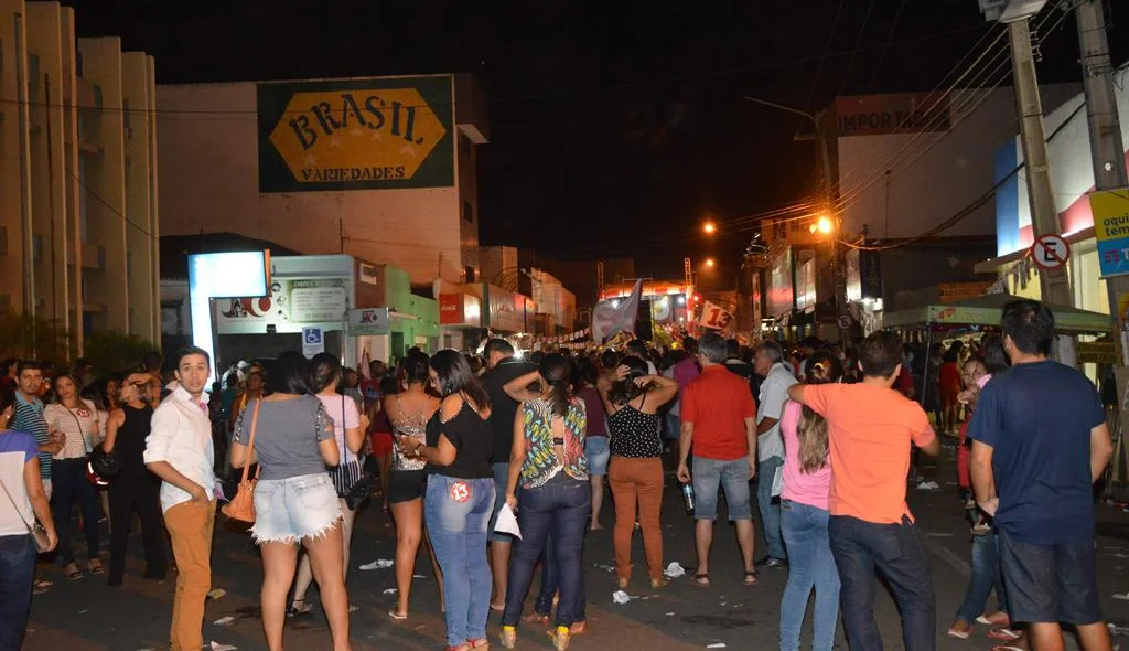 Simpatizantes do Padre Walmir lotam a rua coronel Francisco Santos