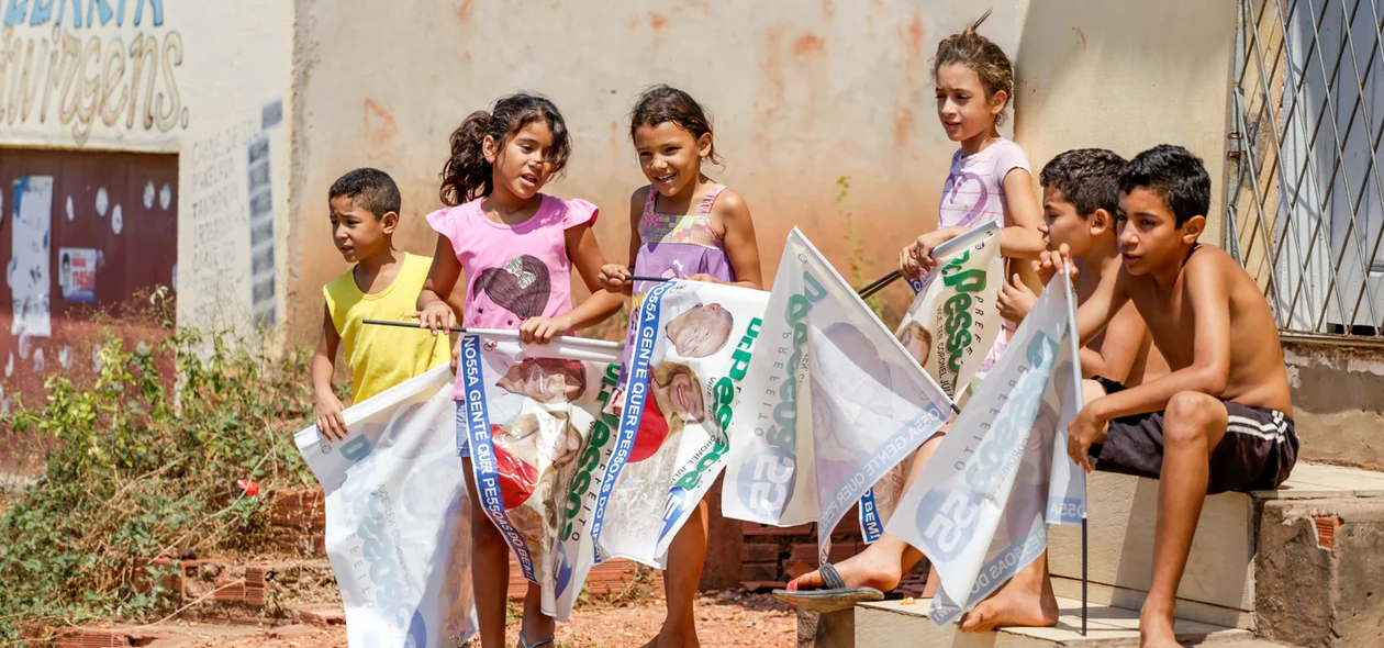 Crianças felizes com a presença de Dr. Pessoa