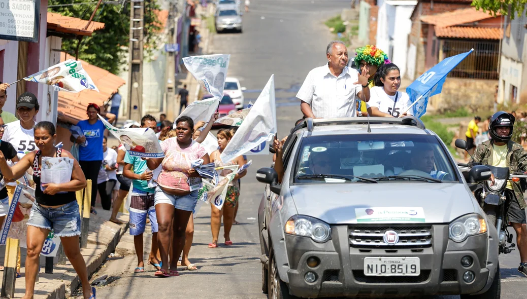 Dr. Pessoa faz caminhada na vila da paz