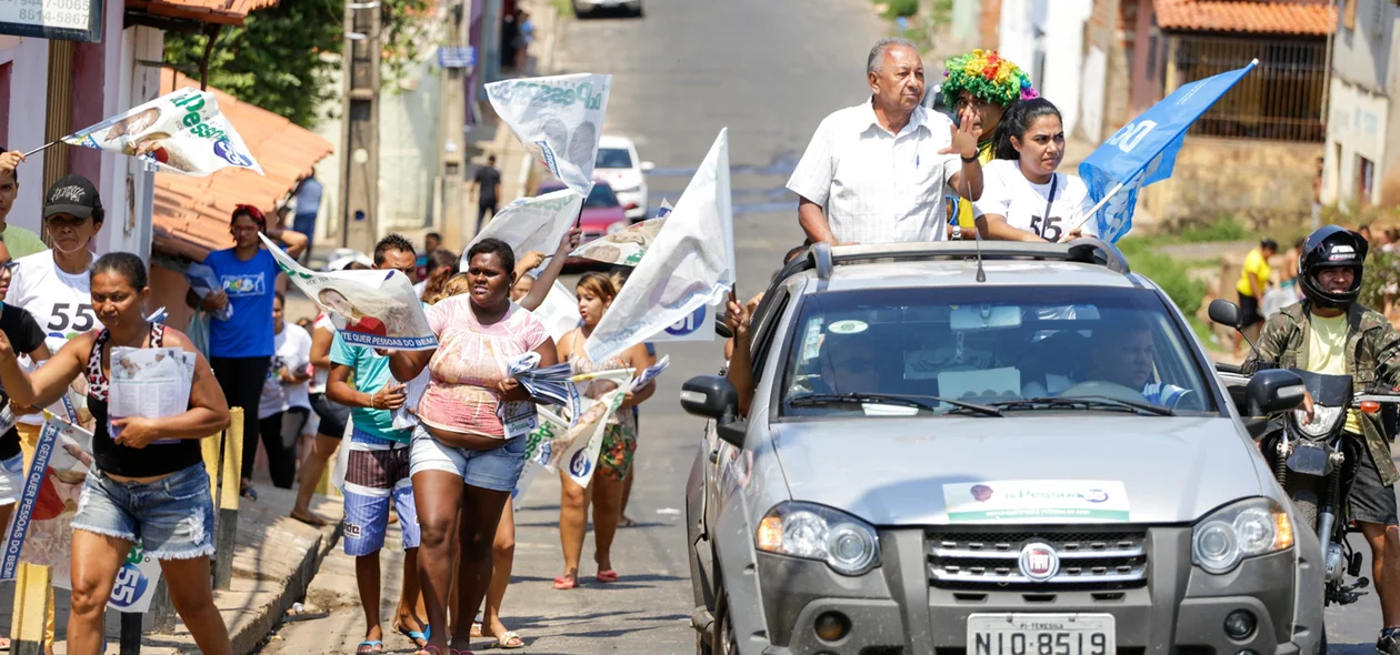 Dr. Pessoa faz caminhada na vila da paz