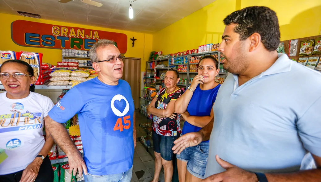 Firmino conversa com comerciantes no mercado do mafuá