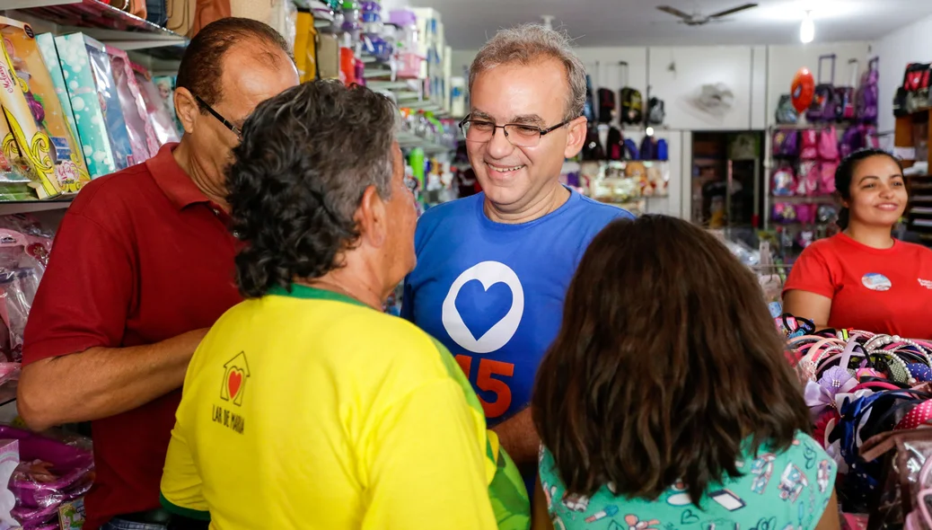 Firmino conversa com populares no mercado do mafuá
