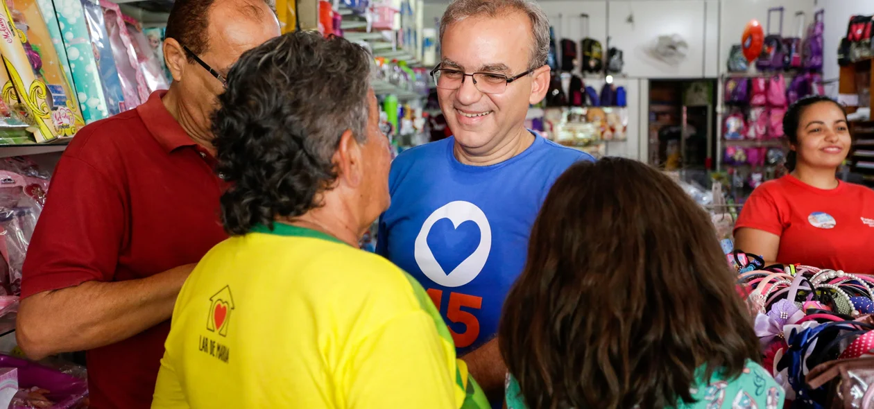 Firmino conversa com populares no mercado do mafuá