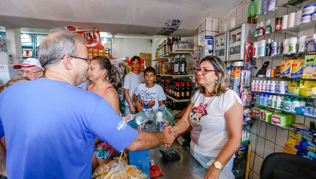 Firmino cumprimenta comerciante